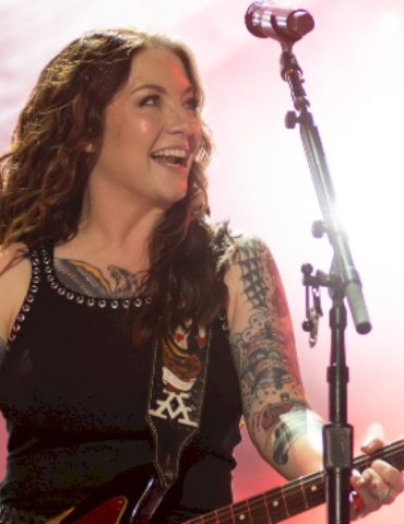 fall-under-the-spell-of-ashley-mcbryde’s-‘rattlesnake-preacher’