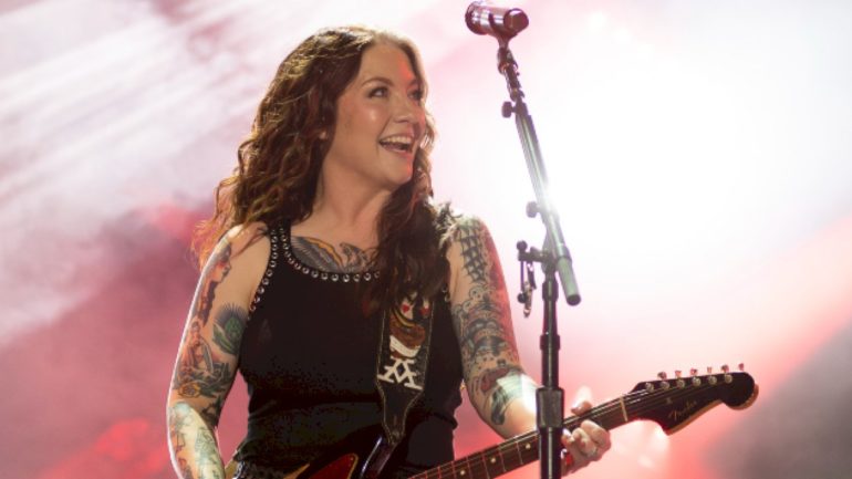 fall-under-the-spell-of-ashley-mcbryde’s-‘rattlesnake-preacher’