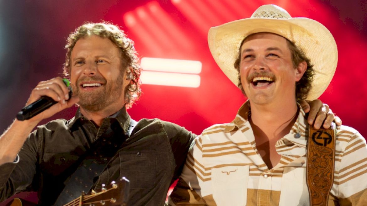 zach-top’s-low-key-approach-to-the-big-stage-at-cma-fest:-‘not-too-bored-of-it-yet’
