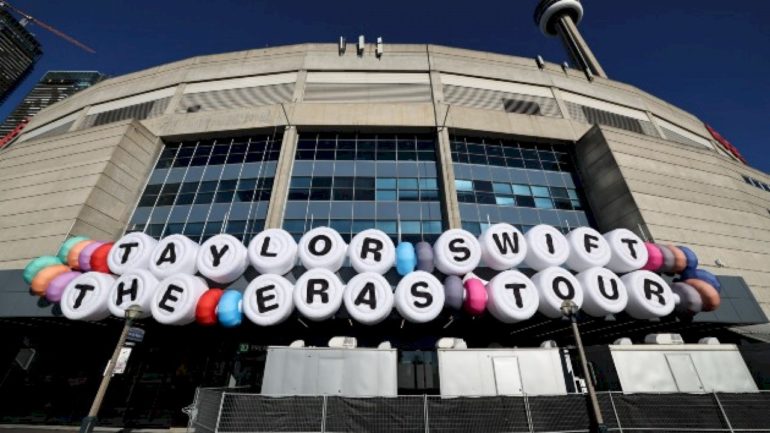 new-orleans’-giant-inflatable-taylor-swift-friendship-bracelet-purchased-by-…-taylor-swift
