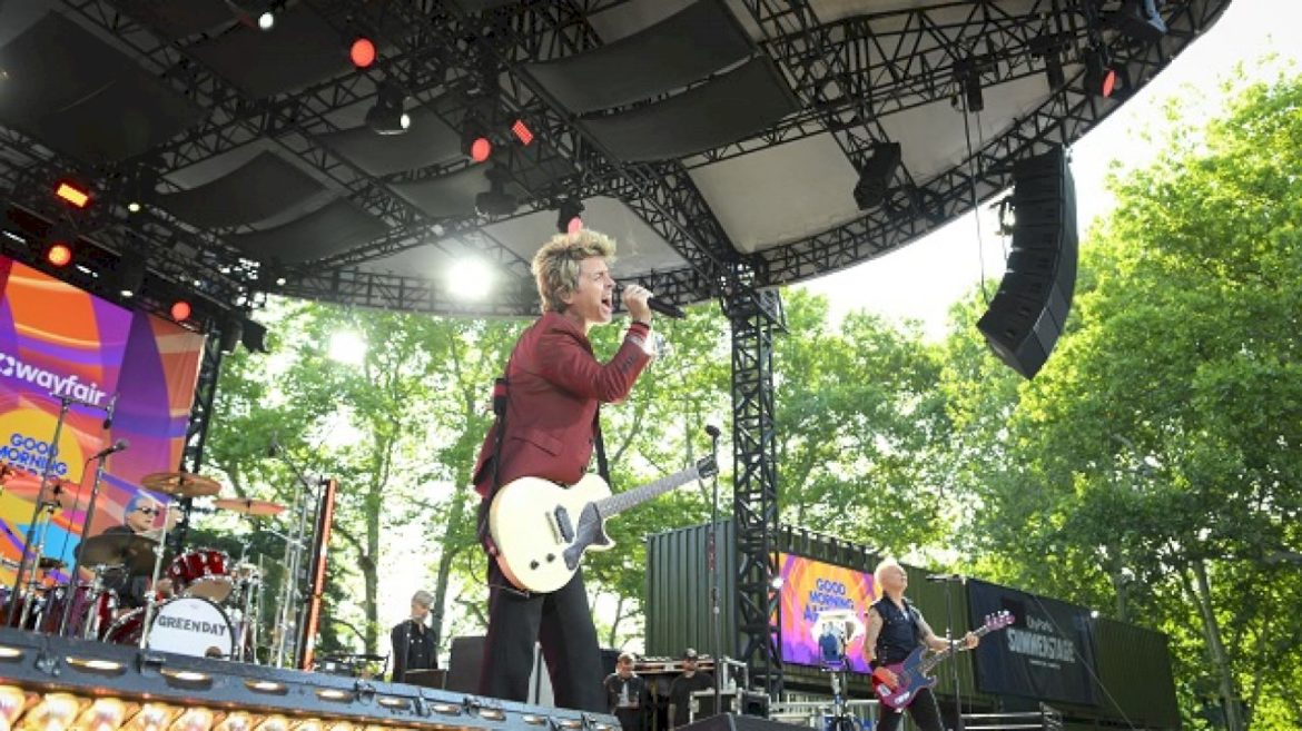 billie-joe-armstrong-raises-‘anarchy-in-the-uk’-with-sex-pistols-during-tons-of-rock-festival