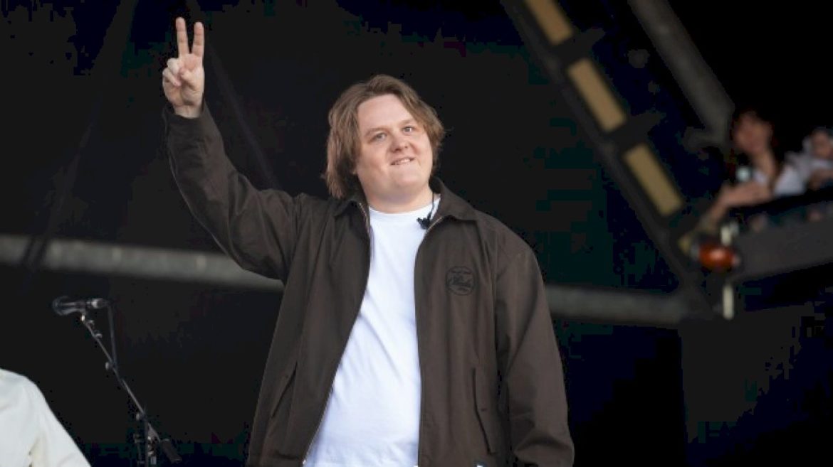 lewis-capaldi-returns-to-glastonbury:-‘it’s-so-good-to-be-back’