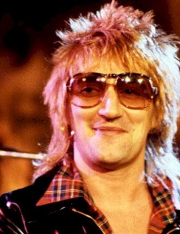 rod-stewart-admits-he-stole-one-of-his-signature-songs,-claims-he-‘never-earned-a-penny’-from-it