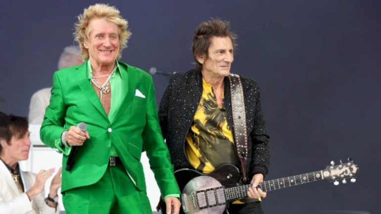 rod-stewart-welcomes-simply-red’s-mick-hucknall,-lulu-&-ronnie-wood-to-glastonbury-set