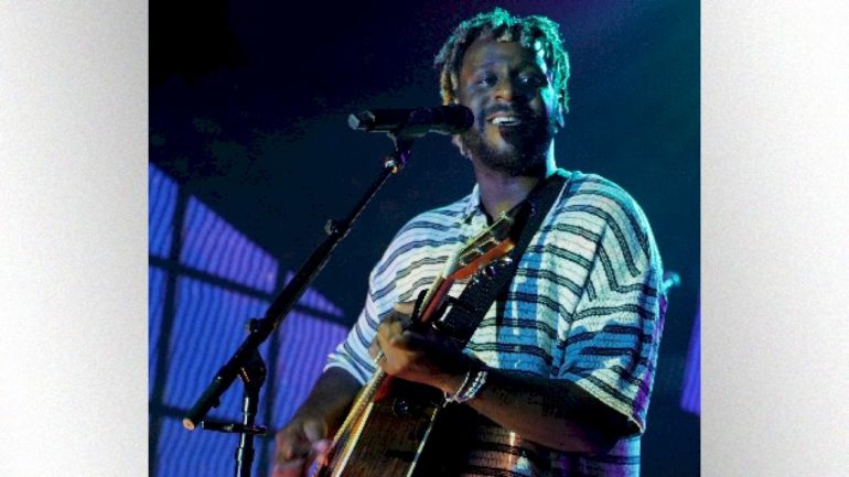 myles-smith-‘nearly-fainted’-coming-offstage,-but-he’s-‘okay’-now