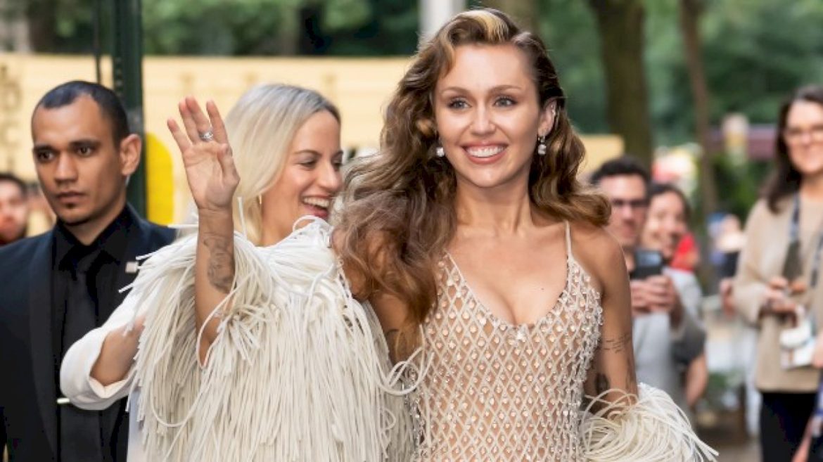 miley-cyrus-says-she’s-‘honored’-to-receive-star-on-hollywood-walk-of-fame