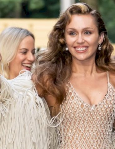 miley-cyrus-says-she’s-‘honored’-to-receive-star-on-hollywood-walk-of-fame