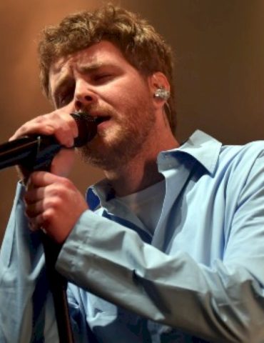 alex-warren-wants-his-festival-shows-to-help-guys-get-‘in-touch-with-their-emotions’