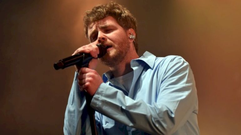alex-warren-wants-his-festival-shows-to-help-guys-get-‘in-touch-with-their-emotions’