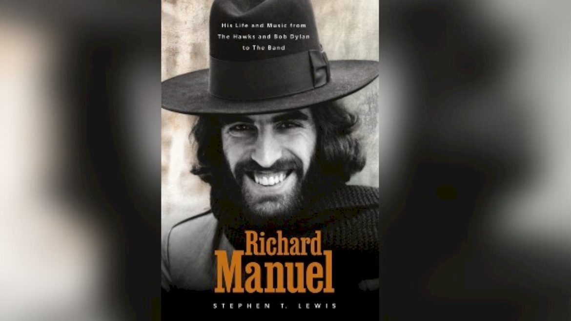 new-biography-of-the-band’s-richard-manuel-reveals-his-‘critical-part’-in-the-group’s-success