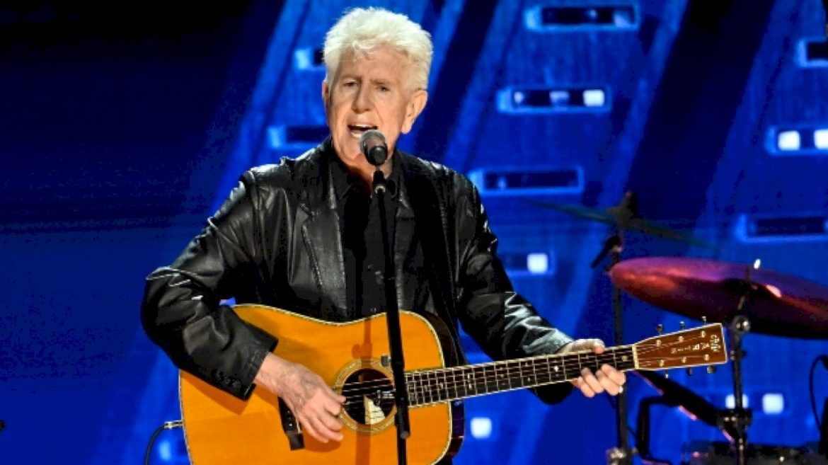 graham-nash-to-go-on-with-tour-despite-breaking-patella