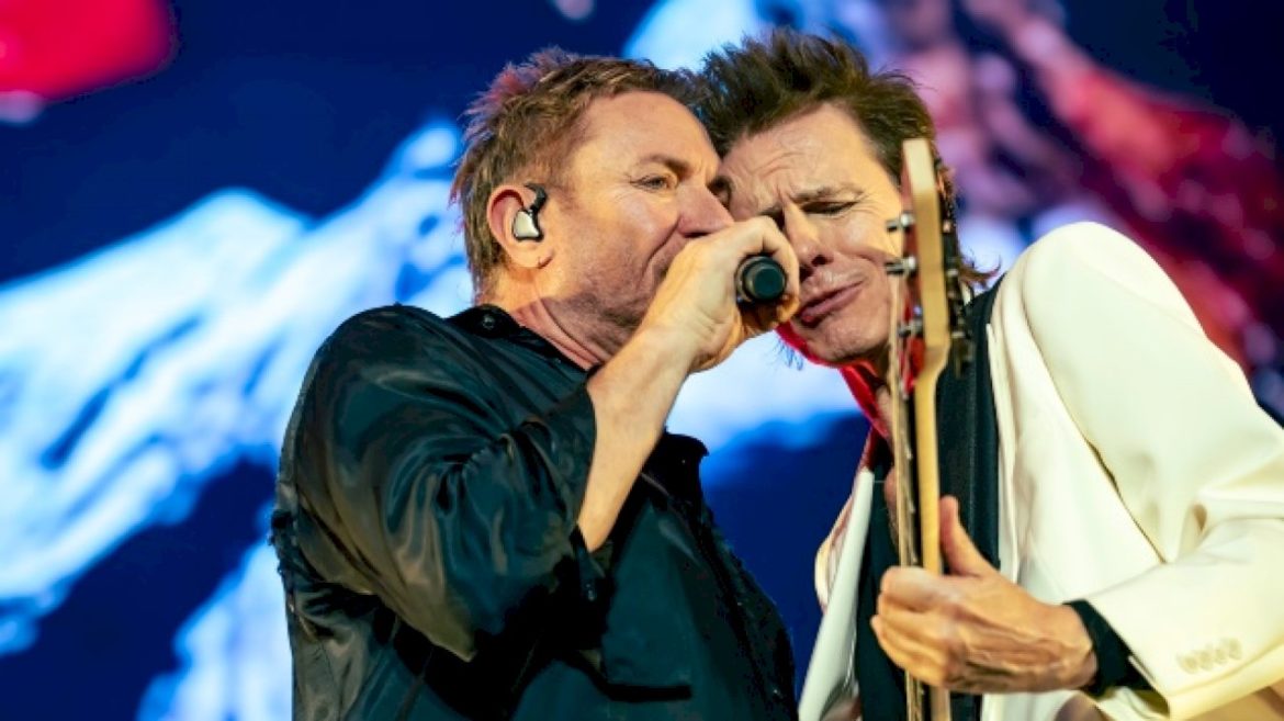 duran-duran-makes-surprise-appearance-at-sabrina-carpenter’s-bst-hyde-park-show