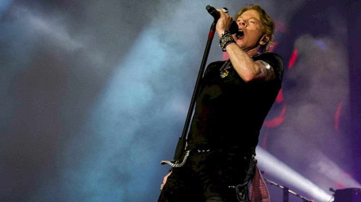 axl-rose-met-ozzy-osbourne-for-first-time-at-back-to-the-beginning-concert
