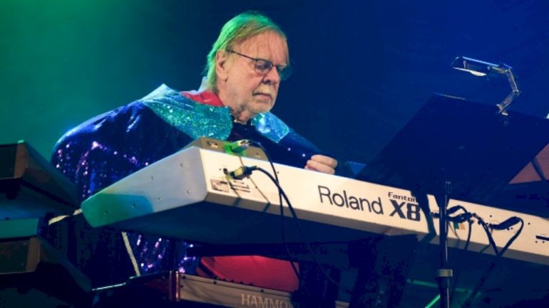 rick-wakeman-postpones-us-tour-dates-to-undergo-surgery