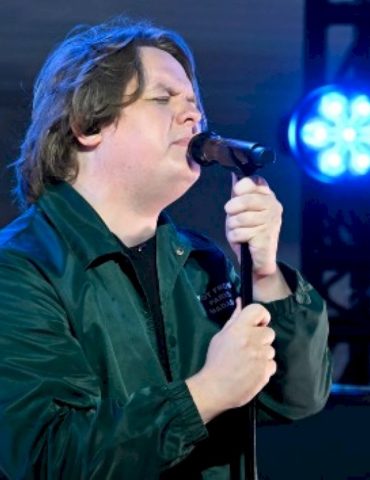 lewis-capaldi-teams-with-betterhelp-to-offer-fans-free-therapy