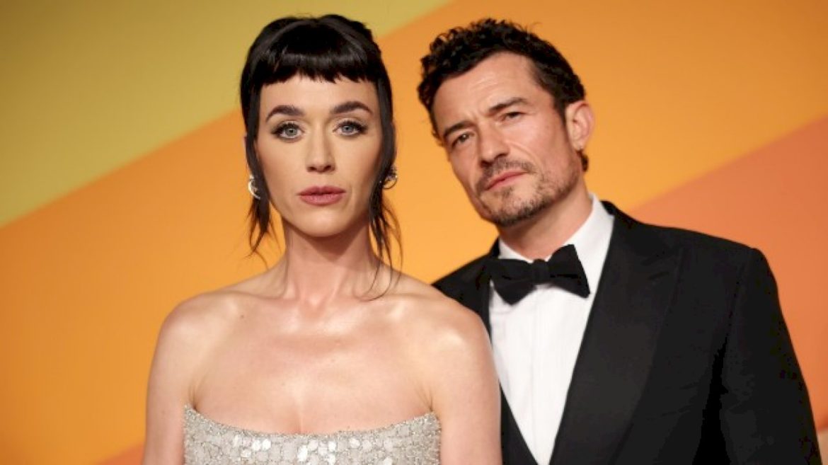 katy-perry-and-orlando-bloom-pose-for-family-photo-on-vacation
