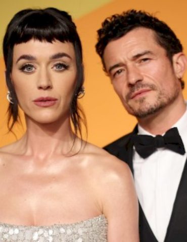 katy-perry-and-orlando-bloom-pose-for-family-photo-on-vacation