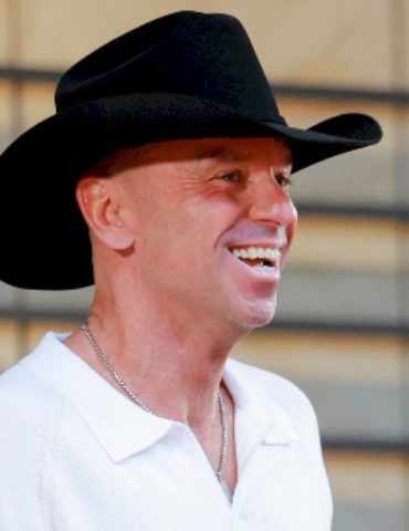 ‘who-counts-that-high?’:-kenny-chesney’s-105-million-gold-+-platinum-certifications