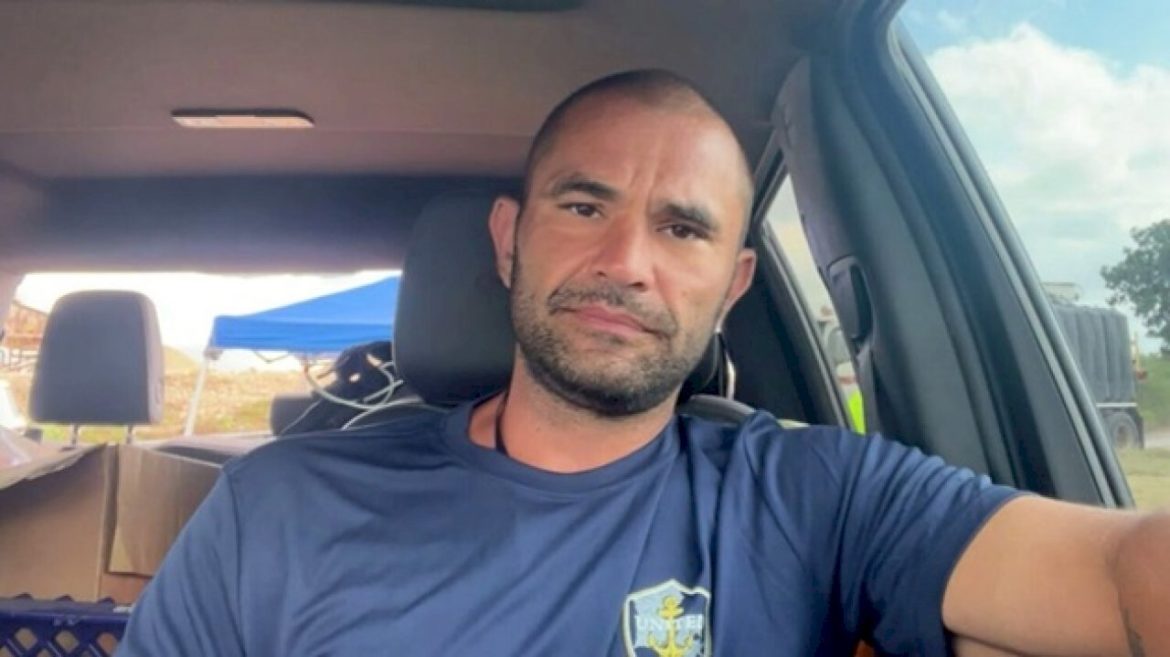 united-cajun-navy-commander-fights-to-find-texas-flood-victims-in-his-own-backyard
