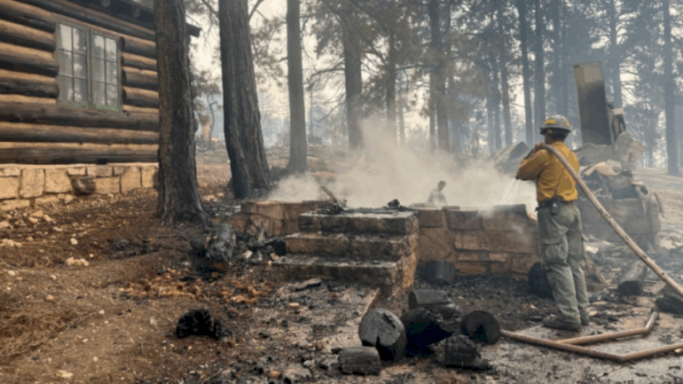 wildfire-destroys-historic-grand-canyon-lodge,-north-rim-closes-for-the-season