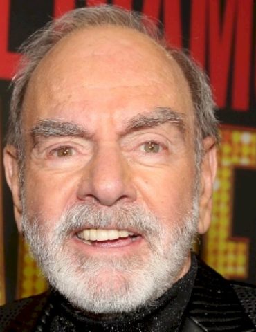neil-diamond-makes-surprise-appearance-at-los-angeles-production-of-‘a-beautiful-noise’