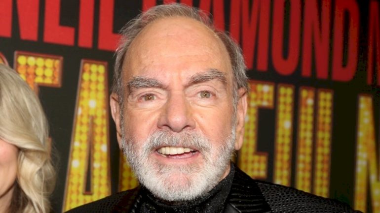 neil-diamond-makes-surprise-appearance-at-los-angeles-production-of-‘a-beautiful-noise’