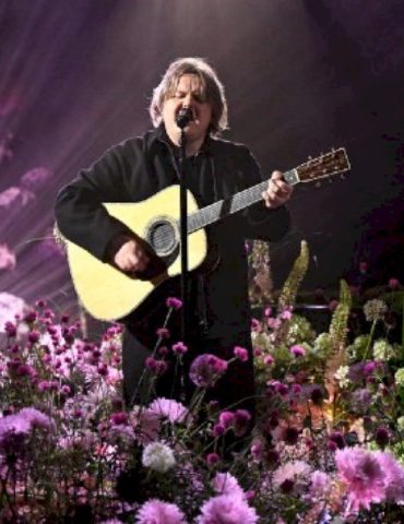 lewis-capaldi-says-glastonbury-return-was-‘the-best-day-of-my-life’