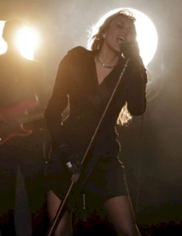 miley-cyrus-explains-why-she-won’t-be-touring-for-‘something-beautiful’