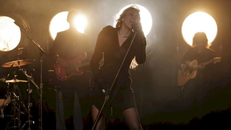 miley-cyrus-explains-why-she-won’t-be-touring-for-‘something-beautiful’