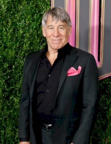 ‘wicked’-composer-talks-glinda-&-elphaba’s-new-songs-for-movie’s-sequel
