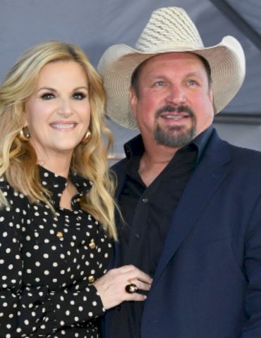 garth-brooks-loves-looking-in-‘the-mirror’-with-wife-trisha-yearwood