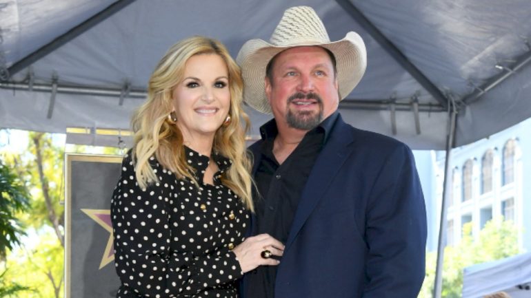 garth-brooks-loves-looking-in-‘the-mirror’-with-wife-trisha-yearwood