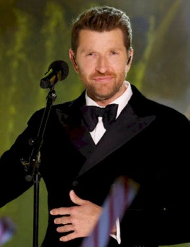 brett-eldredge-brings-the-summer-fun-with-‘kiss-me-in-the-moonlight’