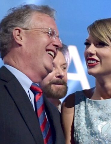 taylor-swift’s-dad-recovering-from-successful-heart-surgery,-source-says