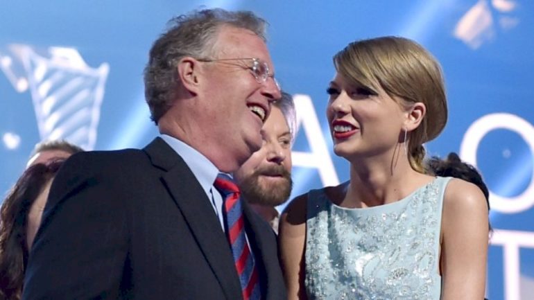 taylor-swift’s-dad-recovering-from-successful-heart-surgery,-source-says