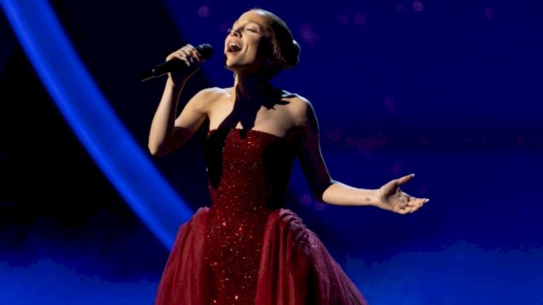 ariana-grande-assures-fans-she’s-not-abandoning-music-for-acting
