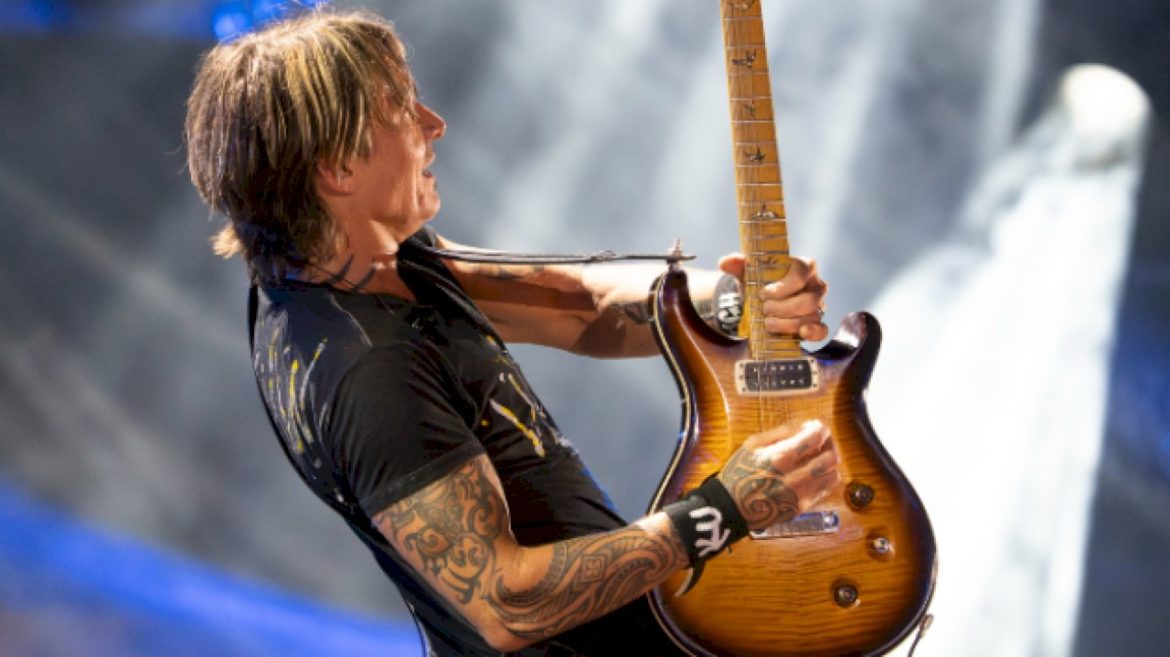 keith-urban-previews-live-album-with-new-version-of-‘long-hot-summer’