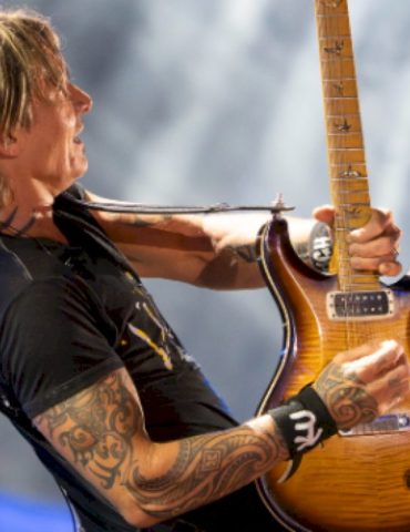 keith-urban-previews-live-album-with-new-version-of-‘long-hot-summer’