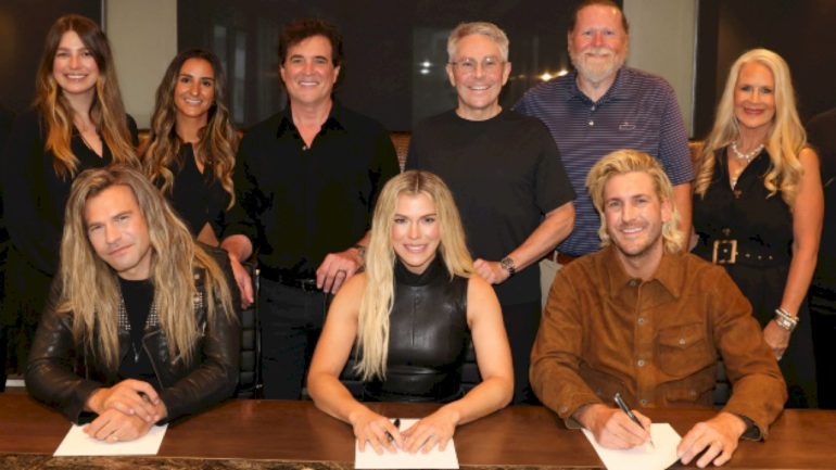 the-band-perry’s-back-with-big-machine