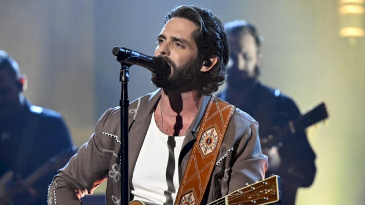 thomas-rhett-sells-out-boston’s-fenway-park