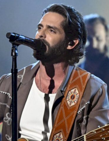 thomas-rhett-sells-out-boston’s-fenway-park