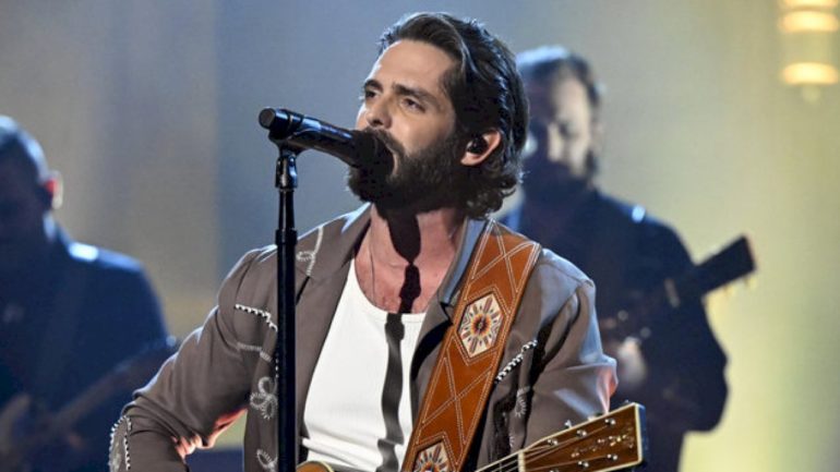 thomas-rhett-sells-out-boston’s-fenway-park
