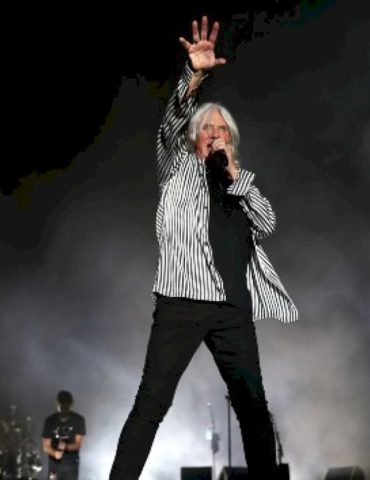 def-leppard-joined-by-tom-morello-in-ottawa-for-first-live-performance-of-‘just-like-73’
