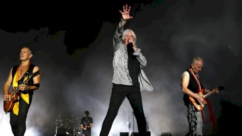 def-leppard-joined-by-tom-morello-in-ottawa-for-first-live-performance-of-‘just-like-73’