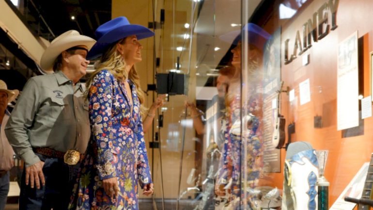 lainey-wilson-is-‘tough-as-nails’-in-new-country-music-hall-of-fame-exhibit