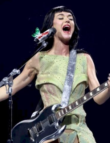 katy-perry-experiences-a-frightening-onstage-mishap-during-concert-in-san-francisco