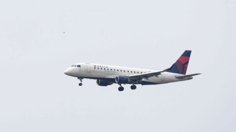 delta-passenger-details-pilot’s-‘aggressive-maneuver’-to-avoid-b-52-collision