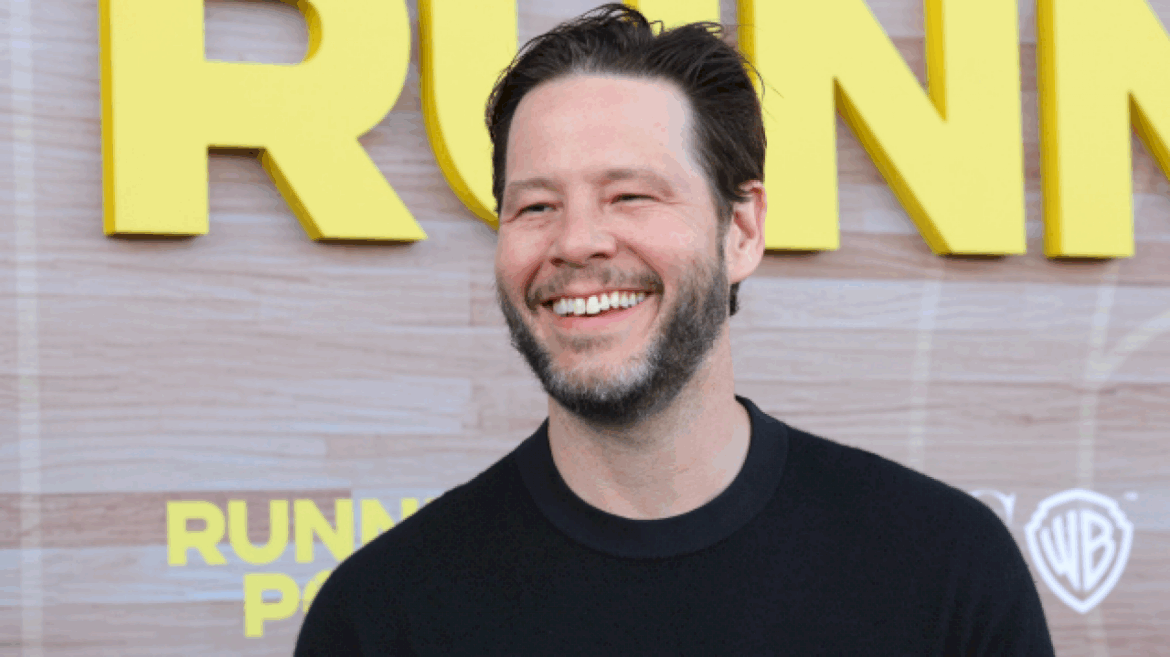 ike-barinholtz-in-talks-to-play-elon-musk-in-luca-guadagnino’s-‘artificial’