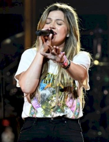 kelly-clarkson-sells-stake-in-her-music-catalog,-including-‘since-u-been-gone’-and-‘stronger’