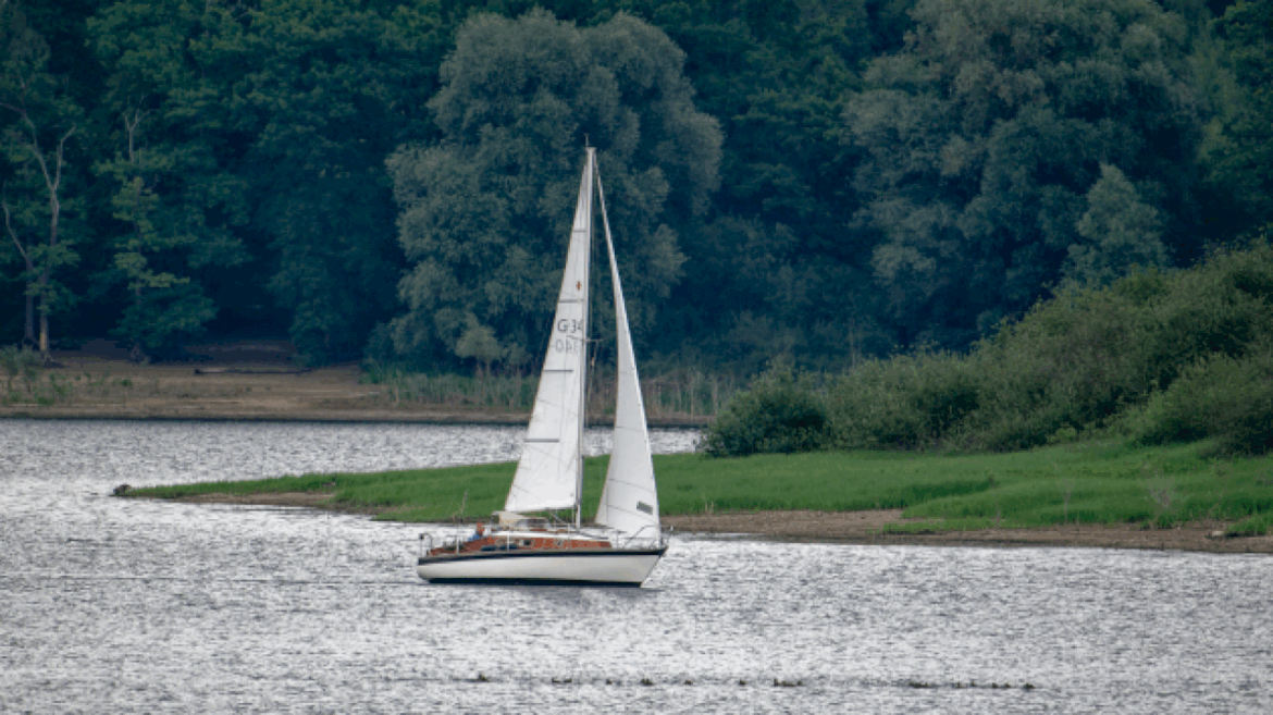 2-dead-after-barge-strikes-sailboat-from-youth-sailing-program:-officials